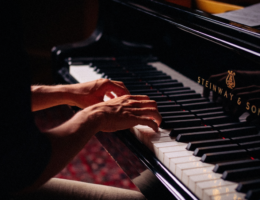 Quels sont les conseils pour progresser rapidement dans l'apprentissage du piano ?