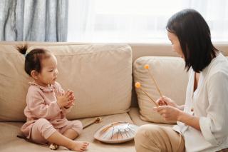 Piano à pouces et tambour à langues : deux instruments doux pour les petits musiciens