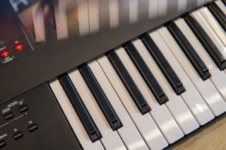 Yamaha P45 ou Roland FP10 : quel piano numérique choisir pour un premier clavier ?